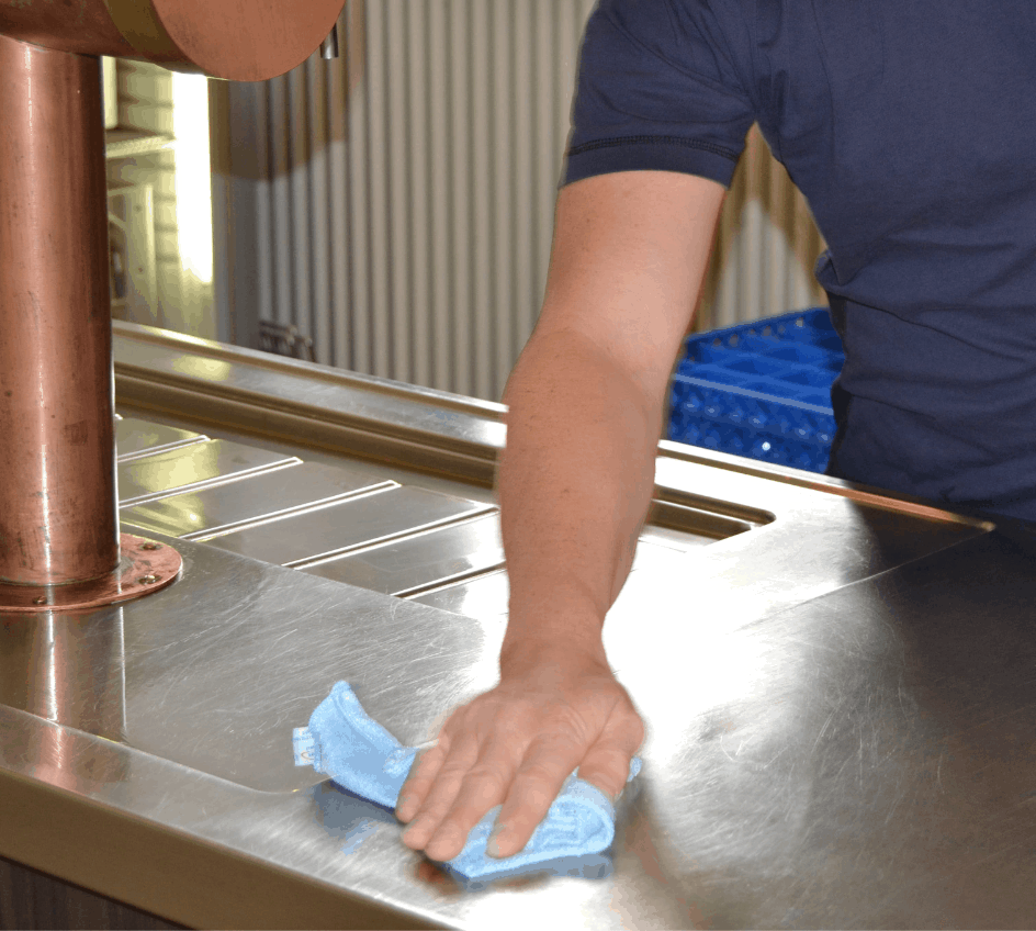 Reinigungskraft putzt in der Unterhaltsreinigung die Küche